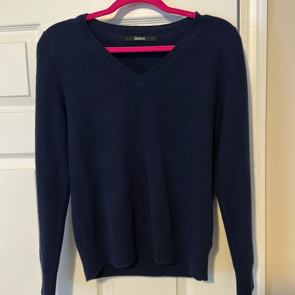 Mongolian 100% Cashmere Quince v neck sweater Navy size small